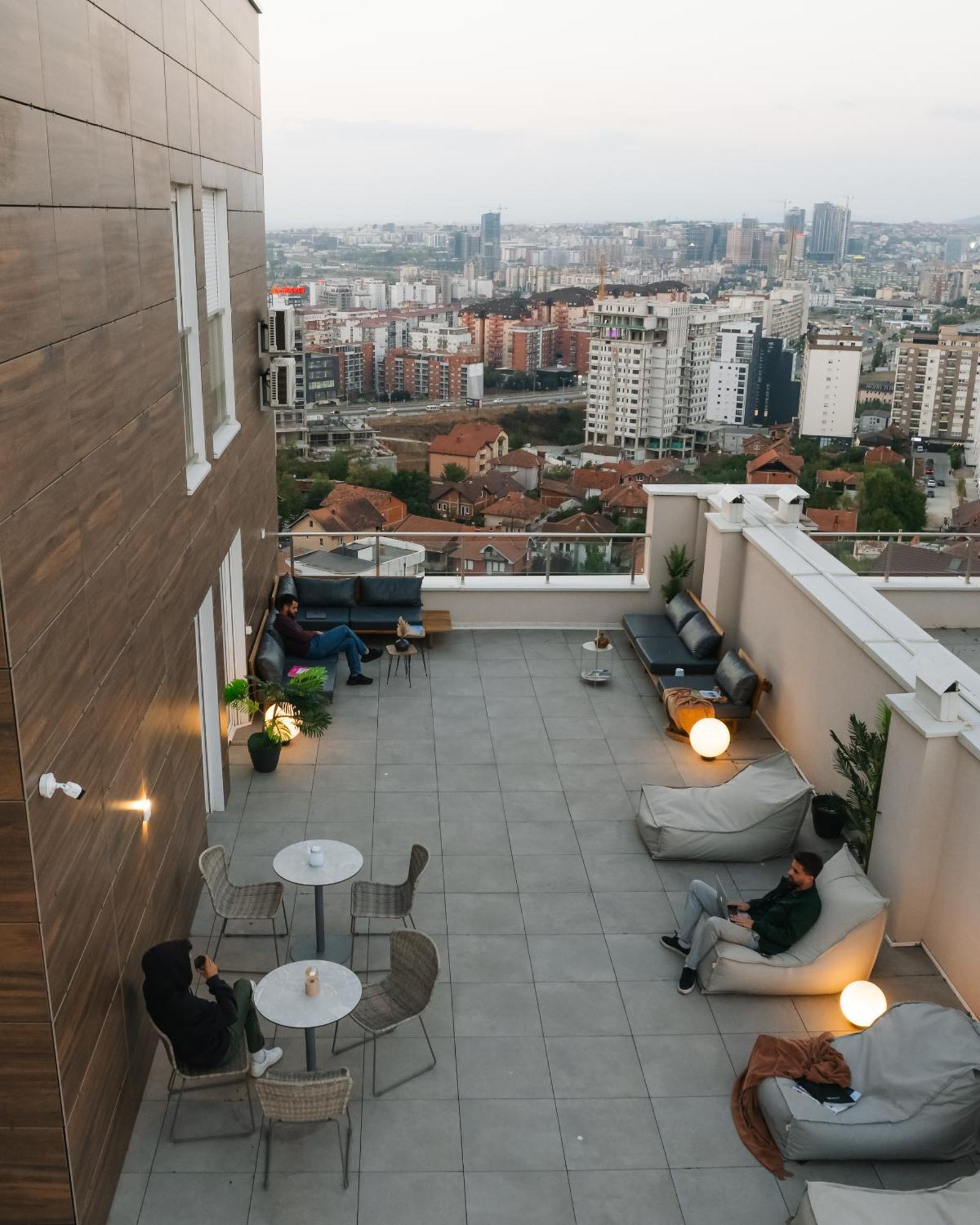 Etern Apart Hotel Priștina Exterior foto